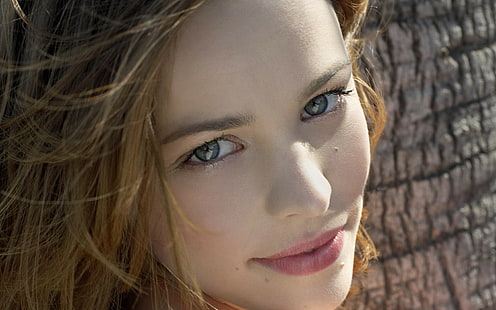 راشيل ماك آدامز ، ممثلة ، سمراء ، عيون خضراء ، أحمر شفاه وردي ، أشجار، خلفية HD HD wallpaper