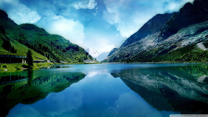 fondo de pantalla digital del lago, cuerpo de agua con reflejo de montaña, naturaleza, lago, paisaje, luz natural, agua, montañas, reflejo, nubes, arte digital, obra de arte, marca de agua, Fondo de pantalla HD