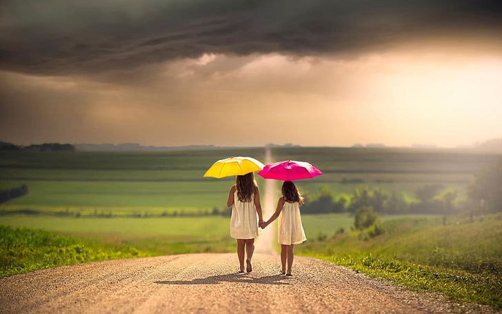 İki kız şemsiye ile, iki kadın beyaz kolsuz elbiseler, Bebek, sevimli, kız, şemsiye, HD masaüstü duvar kağıdı