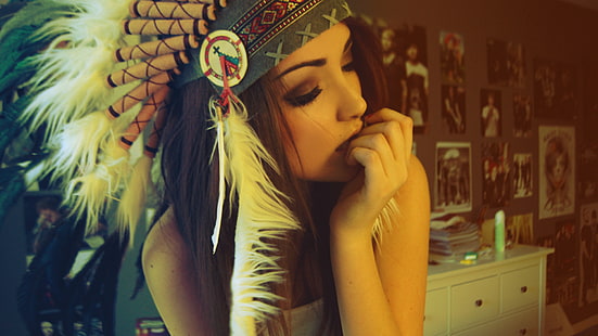 женский белый и коричневый головной убор коренных американцев, женщина в белой майке с фото внутри комнаты, брюнетка, женщины, головной убор, аниме, Мелани Иглесиас, лето, портрет, желтый, перья, модель, HD обои HD wallpaper