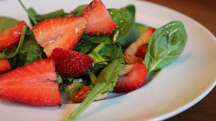 geschnittene Erdbeeren dienen auf weißer Keramikplatte, Rucola, Erdbeeren, Grüns, Zwiebeln, Soße, Rezept und kochen, HD-Hintergrundbild