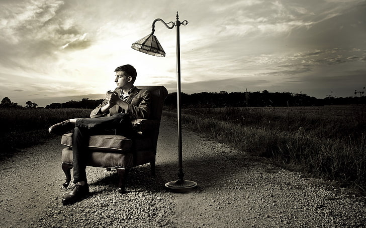 رجل يجلس على كرسي أريكة بجانب مصباح الركيزة خلفية رقمية ، رجل ، يجلس ، كرسي، خلفية HD