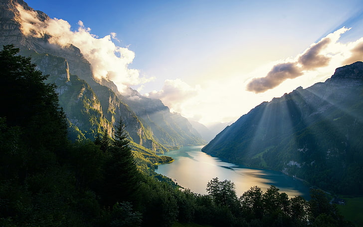 rivière entre montagne et arbres, nature, paysage, Alpes, lac, Suisse, coucher de soleil, montagnes, forêt, nuages, rayons de soleil, Fond d'écran HD