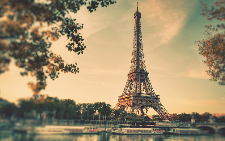 Эйфелева башня, Лондон, Эйфелева башня под пасмурным небом, Эйфелева башня, городской пейзаж, Париж, Франция, глубина резкости, HD обои