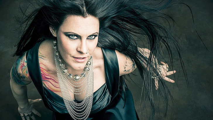 дамска черна рокля без ръкави, жени, етаж Янсен, певица, Nightwish, сини очи, татуировка, яки, брюнетка, дълга коса, пръстени на носа, пръстени, HD тапет