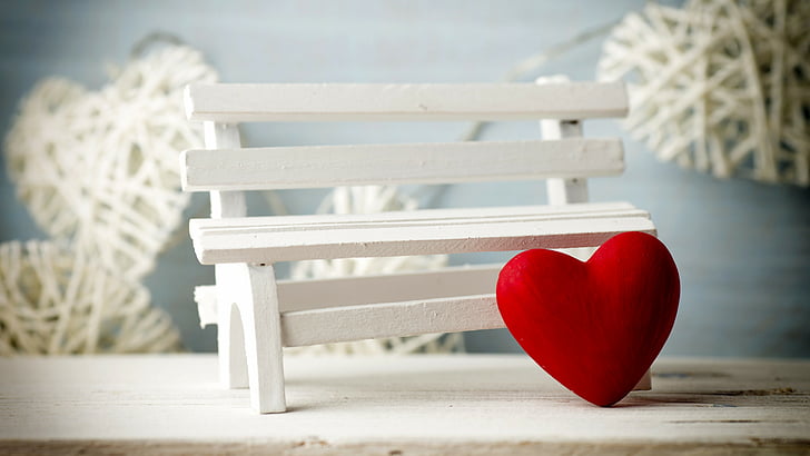 白いベンチミニチュア写真、バレンタインの日、心、装飾、ロマンチックな愛、ベンチの横に赤いハートの装飾、 HDデスクトップの壁紙