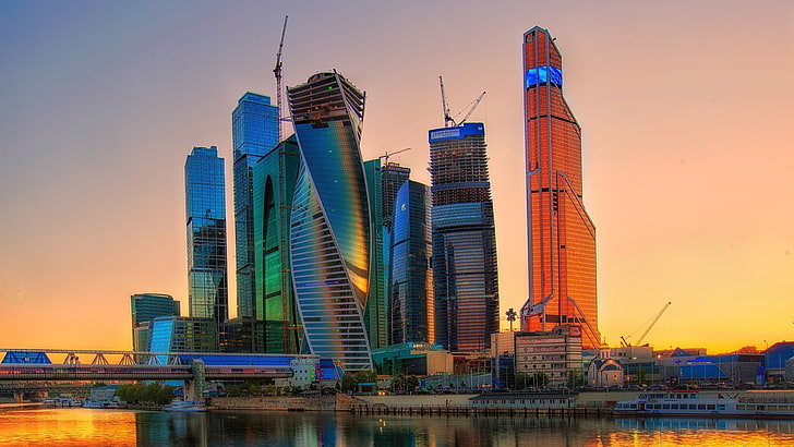 灰色の高層ビル、建築、建物、都市、都市の景観、モスクワ、ロシア、現代、高層ビル、日没、クレーン（機械）、ガラス、反射、川、橋、船、建設現場、 HDデスクトップの壁紙