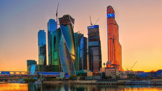灰色の高層ビル、建築、建物、都市、都市の景観、モスクワ、ロシア、現代、高層ビル、日没、クレーン（機械）、ガラス、反射、川、橋、船、建設現場、 HDデスクトップの壁紙 HD wallpaper