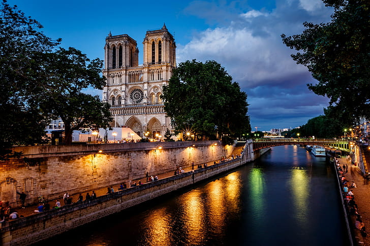 Parigi, Francia, Notre Dame de Paris, Parigi, Francia, Notre Dame de Paris, Cattedrale di Notre Dame, città, notte, nuvole, ponte, luci, luce, persone, fiume, Senna, architettura, alberi, Sfondo HD