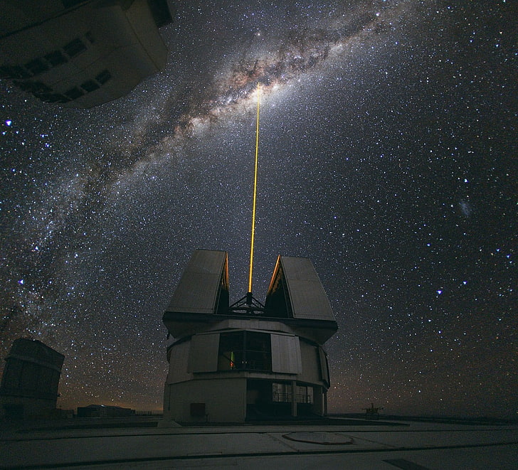 brązowy dom i żółty laser podczas drogi mlecznej, szary budynek, gwiaździsta noc, wszechświat, obserwatorium, Chile, krajobraz, przestrzeń, noc, teleskop, ciemność, Tapety HD
