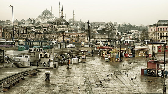 茶色の塗られた家、イスタンブール、トルコ、モスク、建築、イスラム建築、建物、バス、町の広場、車、鳩、ベンチ、階段、曇り、 HDデスクトップの壁紙 HD wallpaper