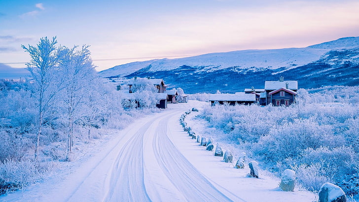 route de neige sous le ciel bleu et nuageux pendant la journée, l'hiver, maison, Fond d'écran HD