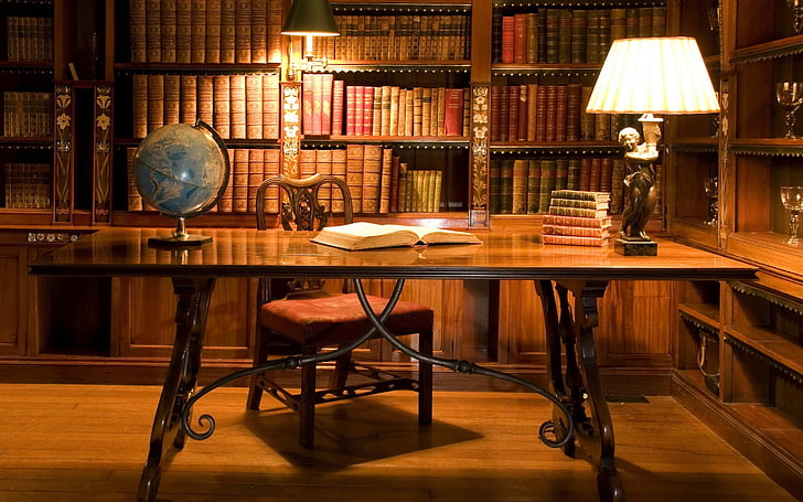 brązowy drewniany stół z krzesłami, książkami, biurkiem, lampą, stołem, globusami, krzesłem, Tapety HD