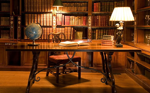 коричневый деревянный стол со стульями, книги, стол, лампа, стол, глобусы, стул, HD обои HD wallpaper