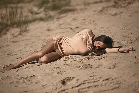 жени, дъбени, пясък, рокля, дълбочина на полето, затворени очи, жени на открито, HD тапет HD wallpaper