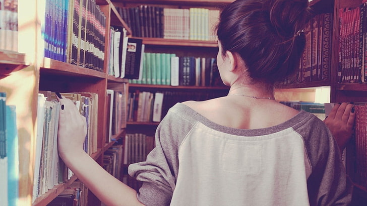 женская серая и белая толстовка с круглым вырезом, девушка, библиотека, спина, книги, HD обои