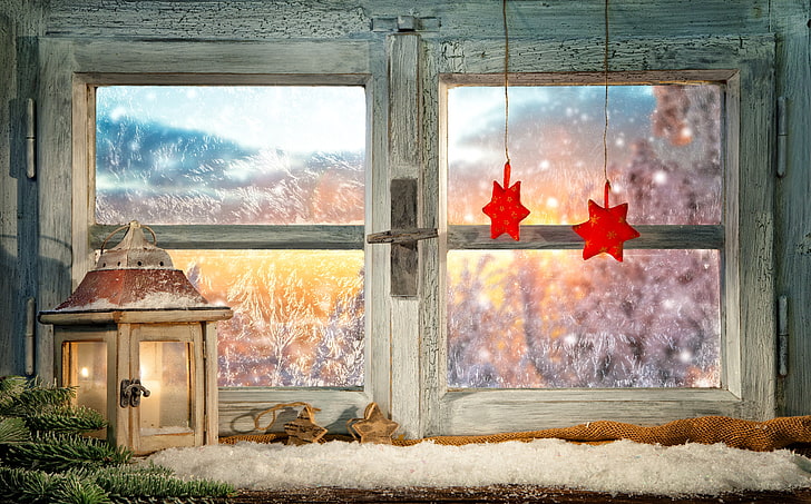 finestra in legno grigio chiaro, inverno, vetro, rami, fuoco, vacanze, modelli, giocattoli, candela, finestra, gelo, lanterna, Capodanno, stelle, Natale, Sfondo HD
