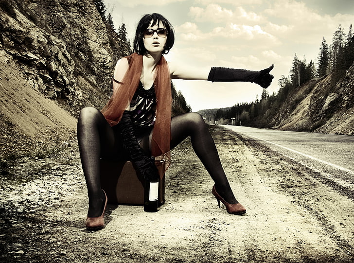 Brunette Hitchhiking, black wine glass bottle, Girls, Brunette, Hitchhiking, HD wallpaper
