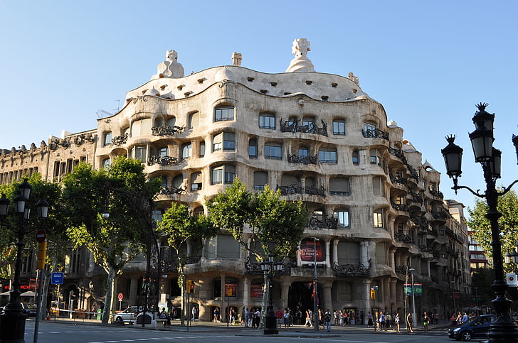 ベージュのコンクリートの建物、建物、スペイン、バルセロナ、スペイン、カサ・ミラ、カサ・ミラ、アントニ・ガウディ、 HDデスクトップの壁紙