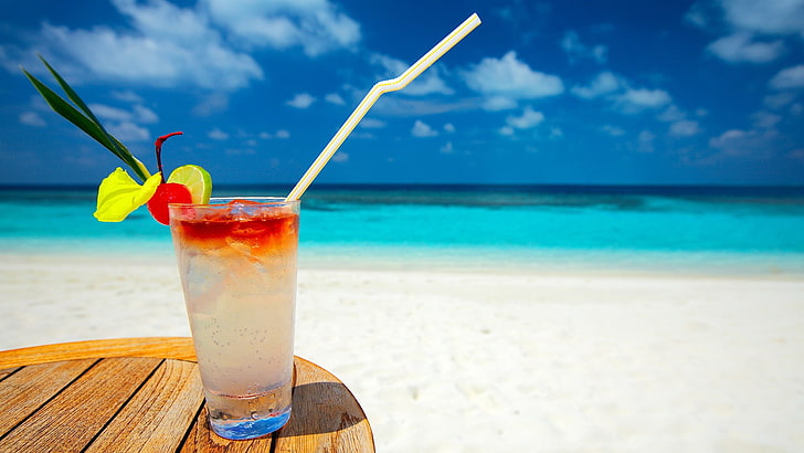 прозрачный стакан с белой сгибаемой соломой, лето, море, пляж, напиток, HD обои