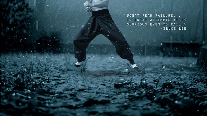Männer schwarze Hosen, Mann trägt schwarze Hosen mit keine Angst vor dem Scheitern von Bruce Lee Text-Overlay, Turnhallen, motivierend, Zitat, Bruce Lee, Regen, Kung Fu, inspirierend, Menschen, HD-Hintergrundbild