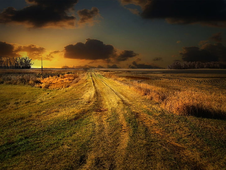 grüne Rasenfläche und Bahn unter blauem und orange Sonnenunterganghimmel, Landschaft, Feld, Sonnenuntergang, Straße, HD-Hintergrundbild