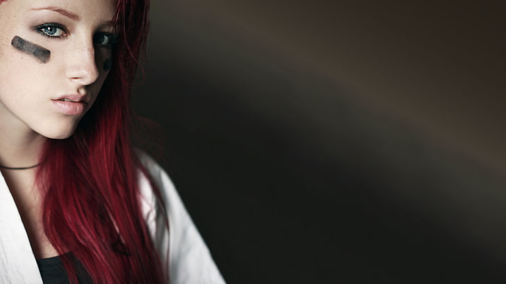 donna che indossa un blazer bianco, Sofia Wilhelmina, rossa, pittura per il viso, abbigliamento nero, giacca, sfondo semplice, viso, donne, modello, guardando spettatore, Sfondo HD