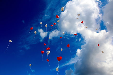 белые и красные сердечные воздушные шарики, воздушные шарики, небо, облака, сердечки, любовь, HD обои HD wallpaper