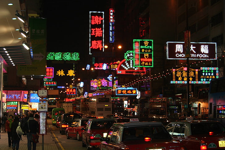 Véhicules sur route près de personnes marchant sur le trottoir et les bâtiments avec signalisation au néon, Hong Kong, nuit, urbain, trafic, voiture, lumières, rue, Asie, Chine, Fond d'écran HD