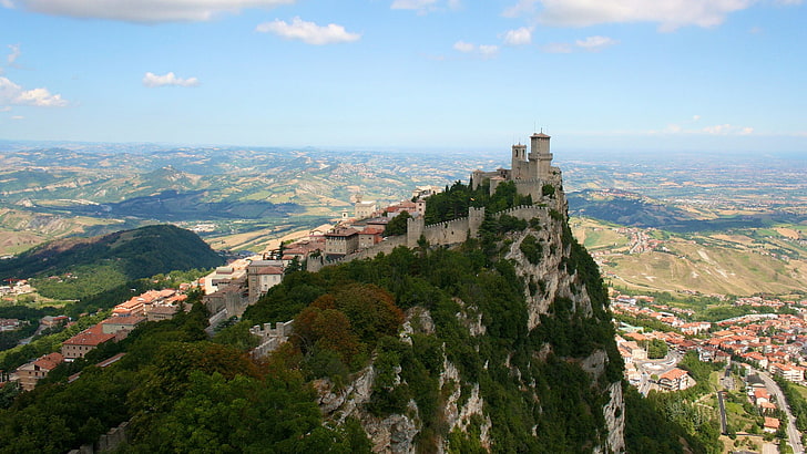 edificio in cemento bianco, natura, vista a volo d'uccello, villaggio, castello, scogliera, orizzonte, paesaggio, San Marino, fortezza di Guaita, fortezza, Sfondo HD