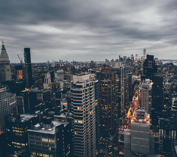 白と黒のコンクリートの建物、曇り空の下の建物の空撮、都市、建物、雲、都市の景観、高層ビル、曇り、ニューヨーク市、マンハッタン、 HDデスクトップの壁紙