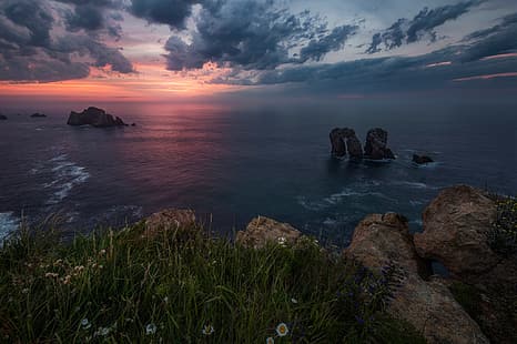 laut, rumput, matahari terbenam, batu, pantai, Spanyol, Costa Quebrada, Teluk Biscay, Cantabria, Teluk Biscay, Wallpaper HD HD wallpaper