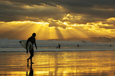 człowiek niosący deskę surfingową nad morzem podczas zachodu słońca, miejscowi, mężczyzna, deska surfingowa, morze, zachód słońca plaża, surfer, Japonia, promień, pomarańczowy, woda, zachód słońca, plaża, sylwetka, ludzie, podświetlenie, natura, na zewnątrz, sport, mężczyźni, wschód słońca - Świt, niebo, słońce, wakacje, lato, Tapety HD HD wallpaper