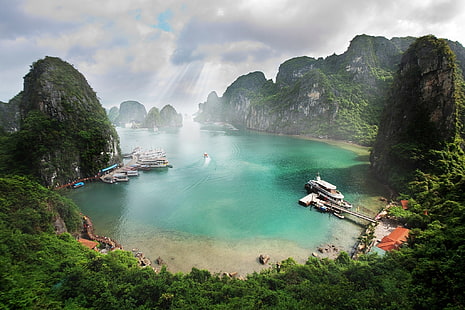 白いドック、自然、写真、風景、ビーチ、熱帯、森林、雲、海、船、ボート、太陽光線、岩、島、ハロン湾、ベトナム、 HDデスクトップの壁紙 HD wallpaper