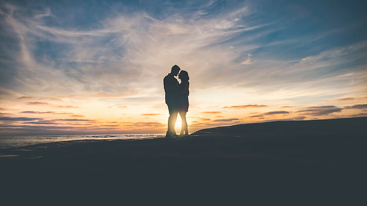 صورة ظلية من رجل وامرأة يقفان أثناء الساعة الذهبية ، صورة الحب ، زوجين ، السماء ، 4k، خلفية HD