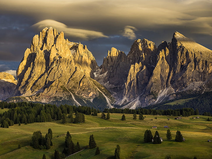 갈색 산과 그린 필드, 알프 디 시우시, 이탈리아, 자연, 산, 숙박료, HD 배경 화면