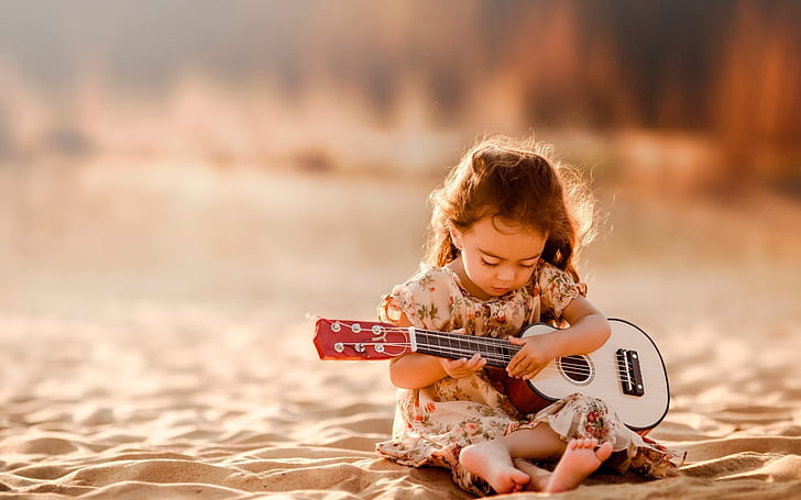 Nettes kleines Mädchen, das Gitarre, weiße Ukulele, kleines Mädchen, Gitarre spielt, HD-Hintergrundbild