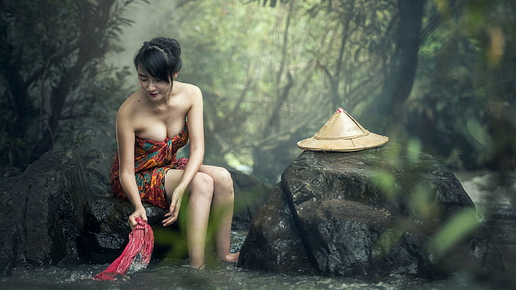 tradycyjny strój damski w pomarańczowe kwiaty, Azjatki, kobiety, rzeka, mokre ciało, Tapety HD