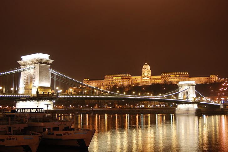 Puente de hormigón blanco, puente con luces de cadena, Puente de las Cadenas, Budapest, Hungría, noche, río, reflexión, barco, Fondo de pantalla HD