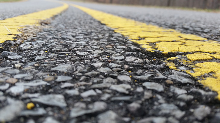 zbliżenie zdjęcie czarnej górnej drogi z żółtymi liniami farby, droga, Tapety HD