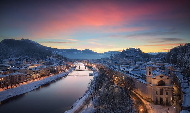 rzeka między budynkami, zdjęcie lotnicze rzeki między wioskami podczas złotej godziny, Salzburg, Austria, pejzaż miejski, miasto, rzeka, zima, śnieg, góry, niebo, Tapety HD