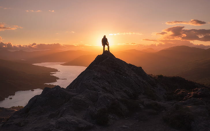 ゴールデンアワー中に山の先端に立っている男、ハイキング、自然、山のピーク、屋外、シルエット、冒険、空、 HDデスクトップの壁紙