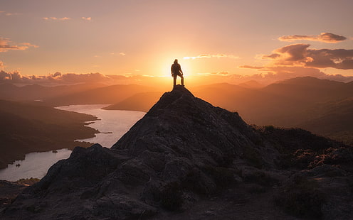 człowiek stojący na szczycie góry podczas złotej godziny, zachód słońca, człowiek, wierzchołek, góra, złota godzina, Szkocja, Trossachs, Loch Lomond, Park Narodowy, Ben A'an, Loch Katrine, Arrochar Alps, Canon 6D, 35mm, f4, USM , turystyka, przyroda, szczyt górski, na dworze, sylwetka, przygoda, niebo, Tapety HD HD wallpaper