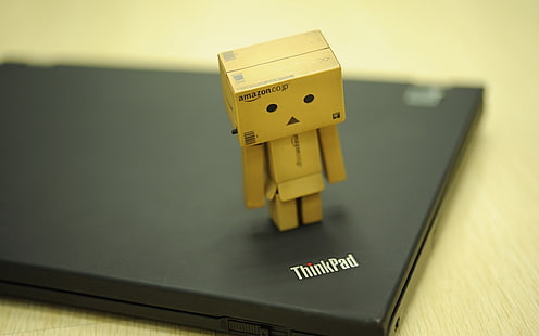 黒のLenovo ThinkPad、ダンボード、ロボット、スタンド、 HDデスクトップの壁紙 HD wallpaper