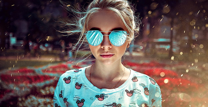 Damen Sonnenbrille mit blauen Gläsern und silberfarbenen Rahmen, Frau trägt Sonnenbrille und blaugrünes Hemd mit Rundhalsausschnitt, Frauen, Blondine, Sonnenbrille, weißes Hemd, Betrachter, Gesicht, Porträt, Bokeh, Kirill Bukrey betrachtend, HD-Hintergrundbild