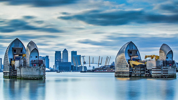 blau-weißes Betonhaus, Architektur, Gebäude, Stadtbild, London, UK, Fluss, Wolken, Themse, Reflexion, Wembley, Langzeitbelichtung, HD-Hintergrundbild