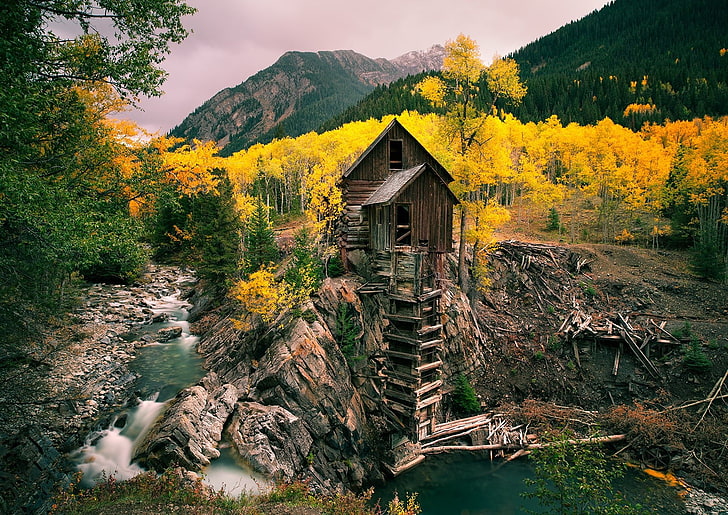 rumah kayu coklat, pabrik, musim gugur, sungai, pertambangan, hutan, gunung, pohon, air, alam, pemandangan, kuning, hijau, Wallpaper HD