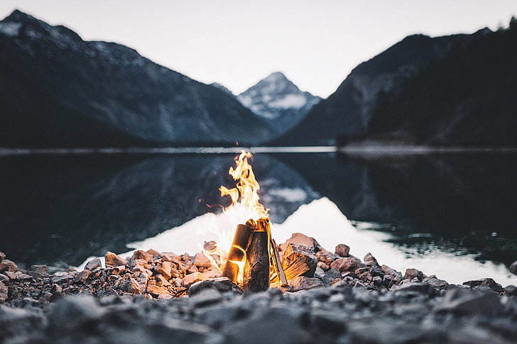 hoguera y cuerpo de agua, montañas, lago, piedras, fuego, el fuego, Fondo de pantalla HD