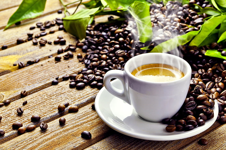 cangkir kopi dan piring keramik putih, meja, biji-bijian, daun, piring, cangkir, kopi, busa, asap, minuman, Wallpaper HD