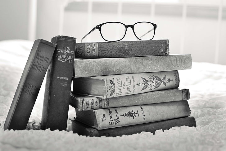 noir et blanc, livres, éducation, encyclopédie, lunettes, gris, connaissances, apprentissage, littérature, lecture, rétro, pile, livres d'histoire, vintage, sagesse, Fond d'écran HD